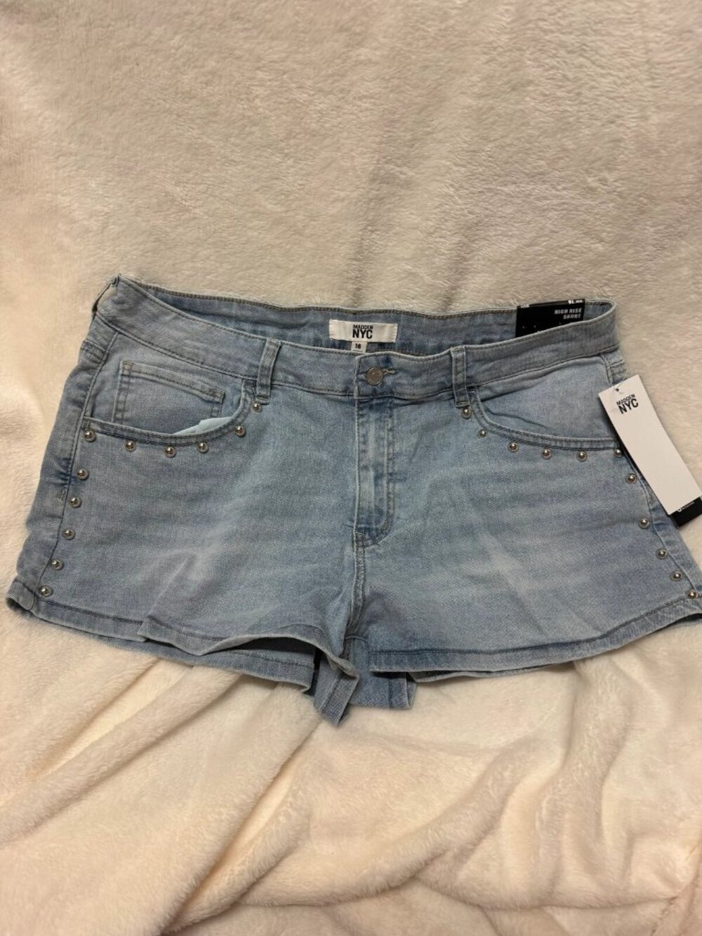 Madden NYC High Rise Studded Jean Shorts Light Wash Womens Size 16 New with Tags